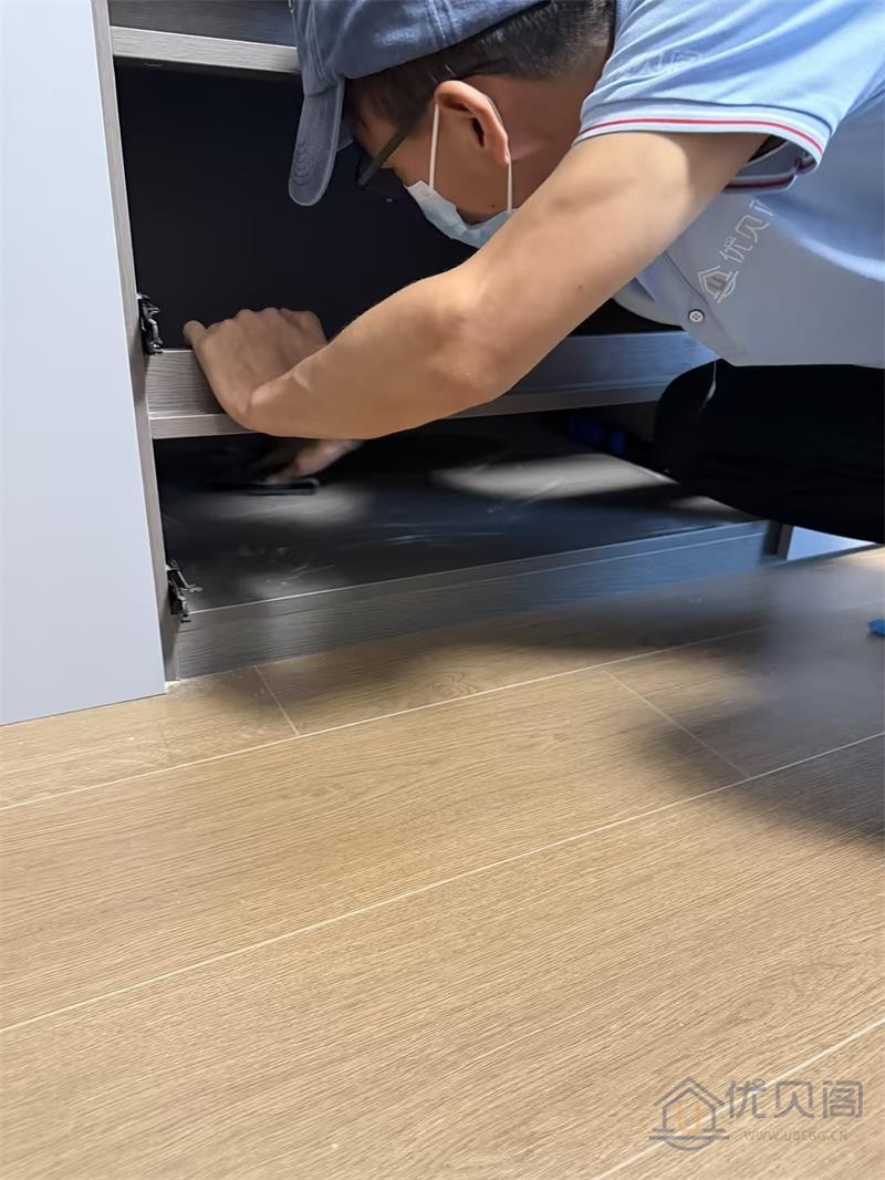 治理团队于客厅喷涂除醛药剂,细致处理家具板材表面